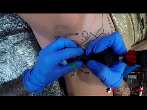 ❤️ Keçika pir tattookirî Sully Savage tattooek li ser klîtorê xwe kir. ❤❌ Porno li me ❌️