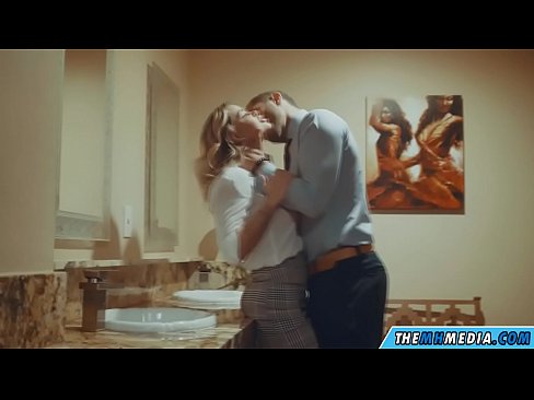 ❤️ Gava ku blondeyek busty we di nav hewşek gelemperî de dixapîne ❤❌ Porno li me ❌️